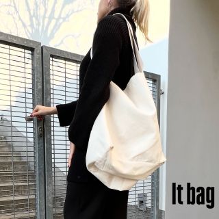 Taška oversize It bag ze studia Aesthetic 🤍 nechte se překvapit chystáme nový projekt. #minimalism #AestheticBag #ItBag...