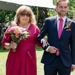 Minimal chic 🤍 Maminka ženicha v našich lněných zavinovacích šatech Aesthetic na míru v úchvatné barvě — nadčasová...